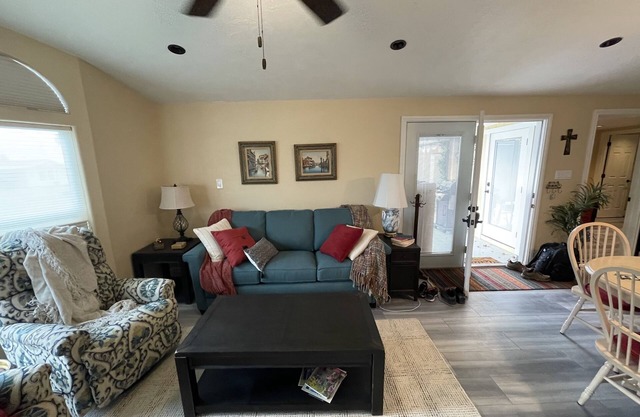 Snowbirds! Age 55+ Gated community. Pool. Jacuzzi. Pickle Ball