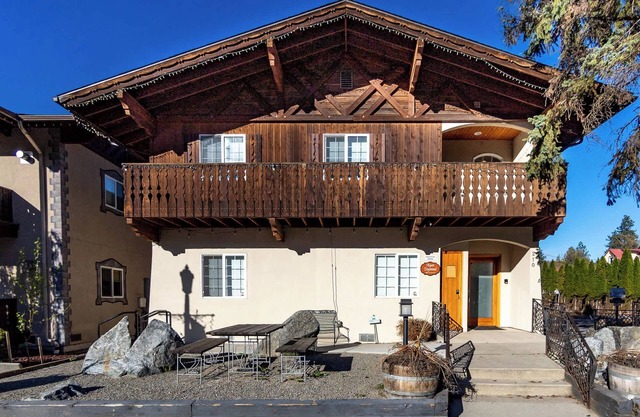 Snowcreek Suite - Cedar - ADA- Hot Tub - Kitchenette