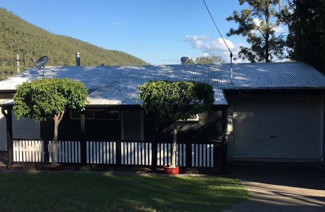Somerset Dam Cottage