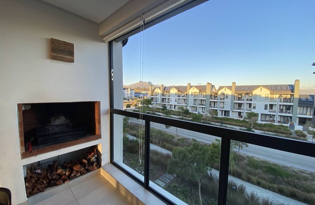 Somerset West Luxury Flat in Gated Community - gym, coffee shop, walking paths!