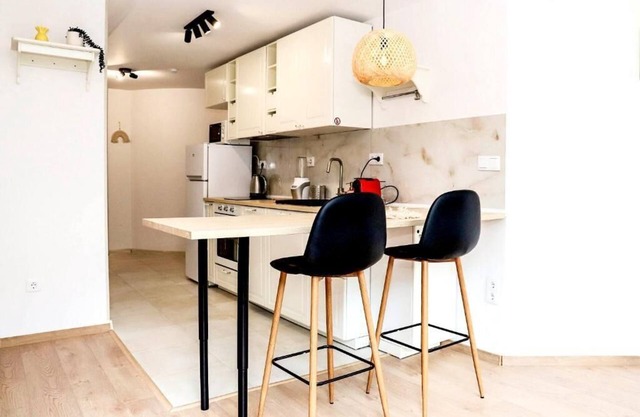 Sophie Studio - Top center, Cozy & Work-Friendly near AUBG, Free streaming