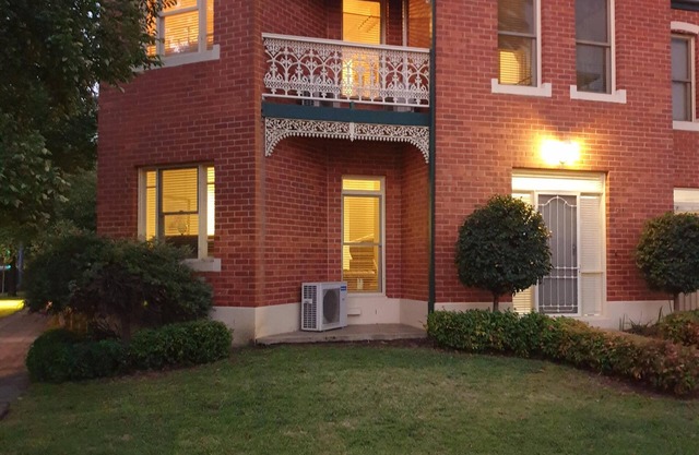 Sophisticated Elegance at the Gardens- stunning, central townhouse with parking - Stunning three bedroom townhouse in the heart of Albury