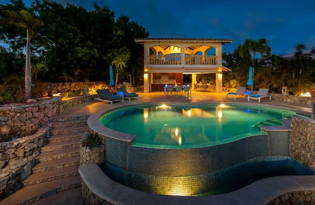 Sophisticated Oceanfront Villa, Beach Access, DISCOUNT SEPTEMBER- DECEMBER