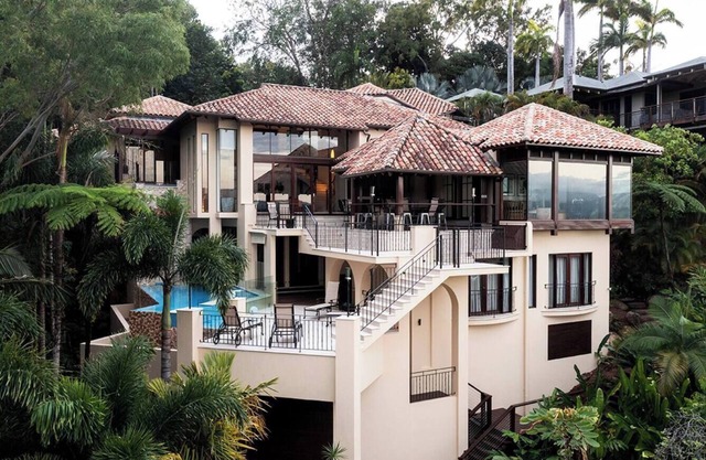 Sophisticated Tropical Villa with Infinity Pool