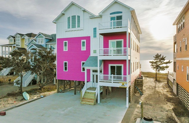 Soundfront 10BR/11BA home - Prime windsports access, private pool, hot tub ★