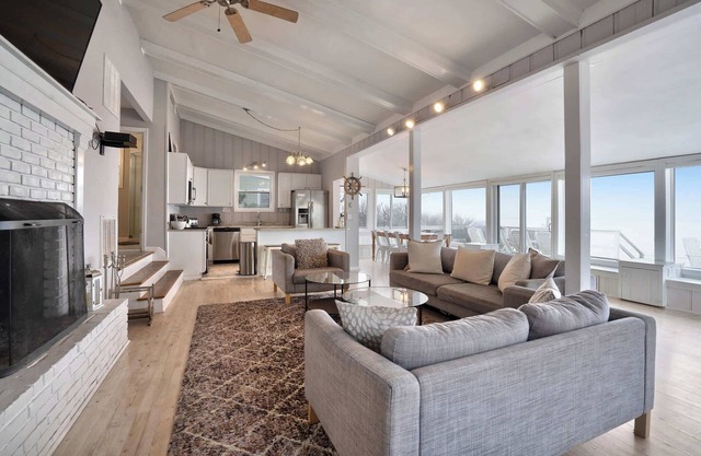 Soundview Beach House 4BR Panoramic Views