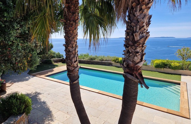 South-facing air-conditioned villa - magnificent panoramic sea view of the Iles d'Or.