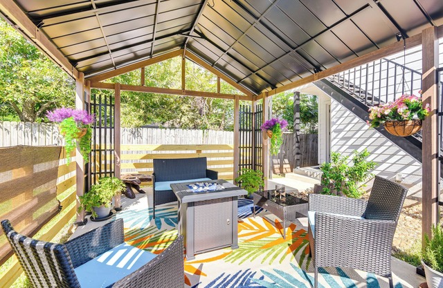 South Houston Townhome w/Patio & Gas Grill!