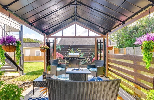 South Houston Townhome w/Patio & Gas Grill!