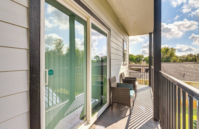South Houston Townhome w/Patio & Gas Grill!