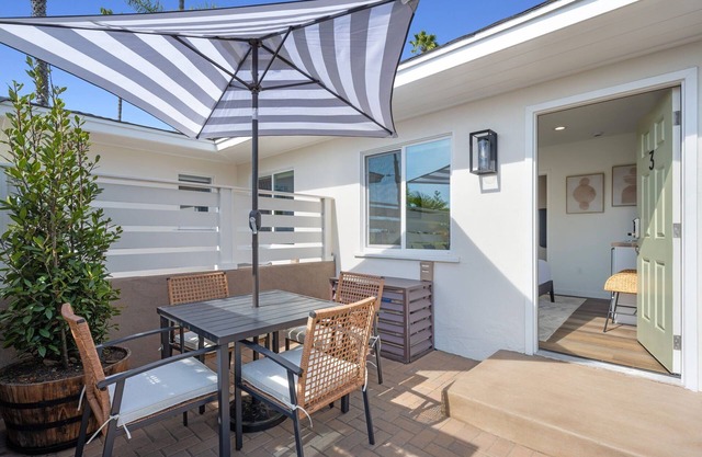 South Oceanside Bunalow 3 - Deluxe Queen Studio + Patio