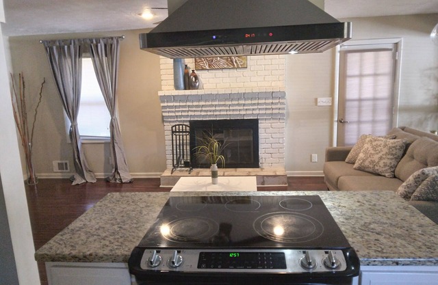 Southern Ranch with Private Parking and Fence.