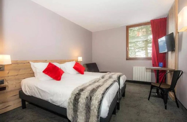 SOWELL Family Valfréjus* - Standard Double Room Armchair Bed