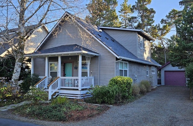 Spa, Game room, Pool table, Short walk to beach through beautiful neighborhood!