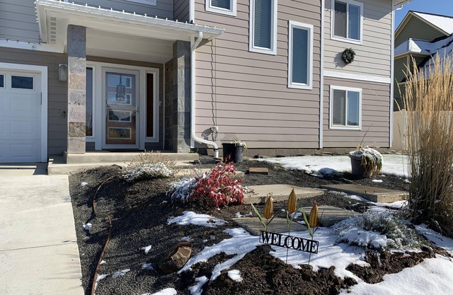 Spa Palouse Home, Spacious & Extremely Comfortable Upper Level private entrance.