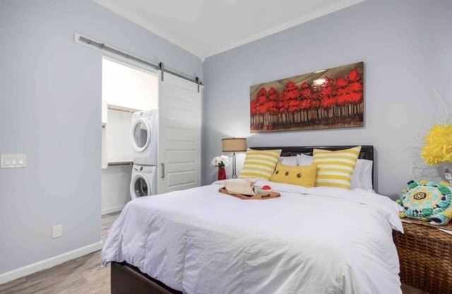 Spacious 1 Bd guesthouse. 1 QS bed +1 QS sleeper sofa Close to Spring training