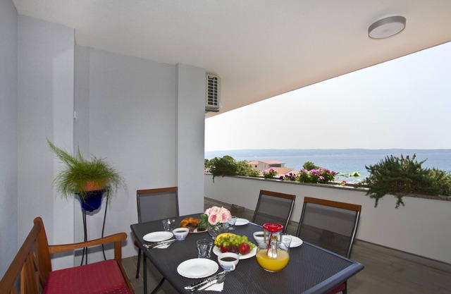 Spacious 110 m2 apt with terrace and garden, just 30m from the beach
