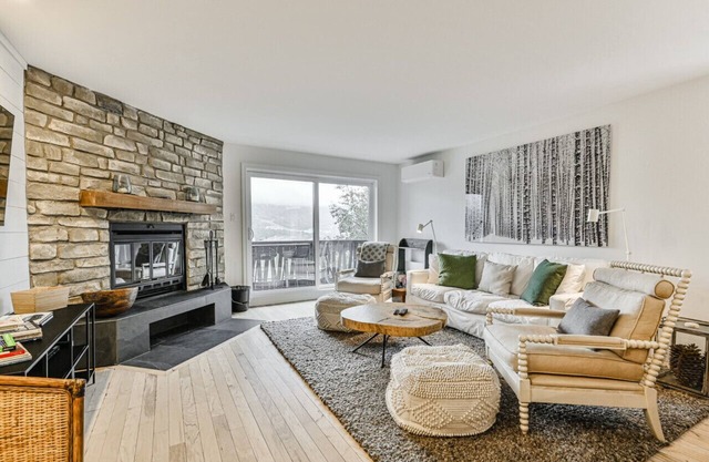 Spacious 2 BDR with Lake & Mountain Views!