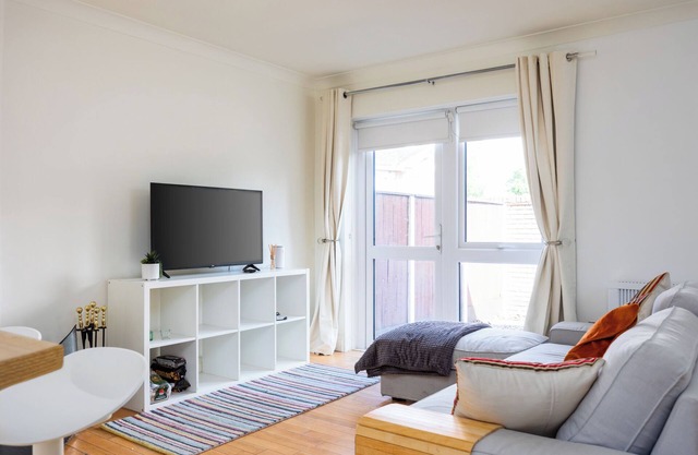 Spacious 2 Bed House - 20 Min Bus To City Center