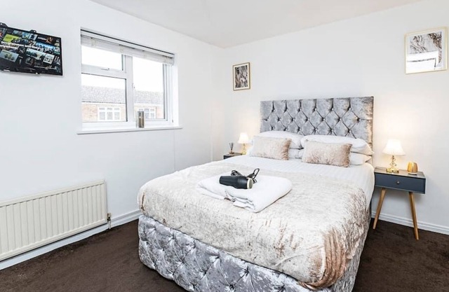 Spacious 2 Bed House with Enclosed garden