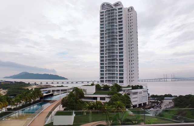 Spacious 2-Bedroom with Morning's Sea View & Amenities
