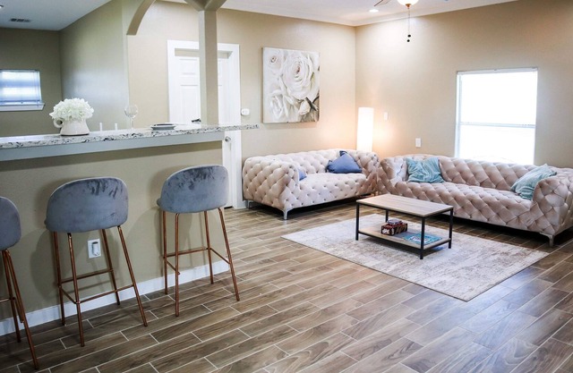 Spacious 2 bedrooms with queen beds ,minutes from downtown