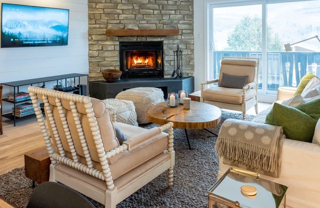 Spacious 2BDR with Mountain View 414
