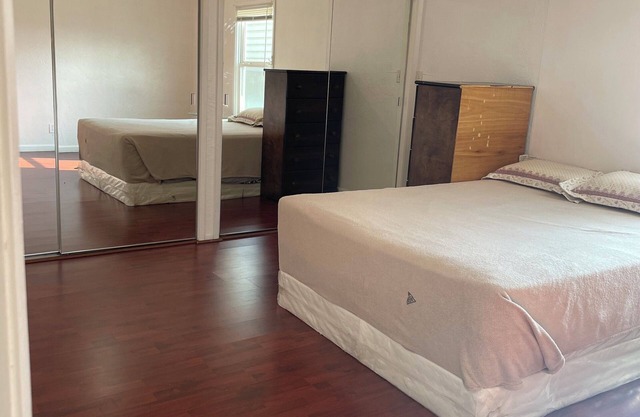 Spacious 2Bedroom House 1Bath in the Heart of the Bay. Minutes from attractions.