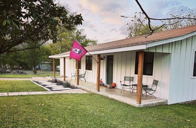 Spacious 3/2 steps from downtown dining and shopping