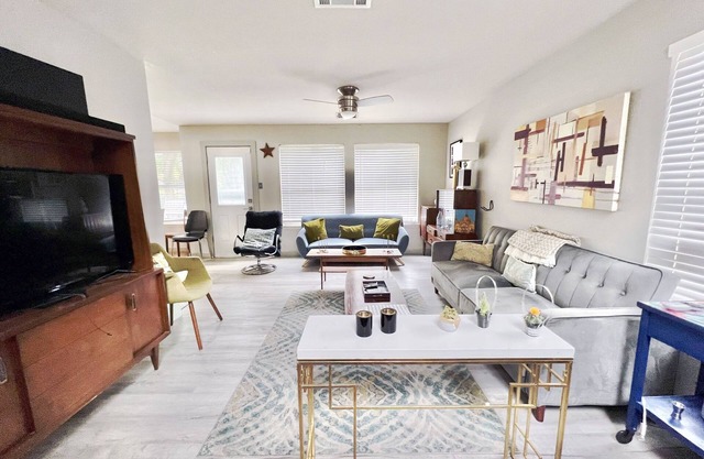 Spacious 3/4 bed 3 bath house in S. Austin
