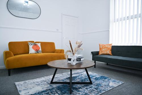 Spacious 3 Bed House - Walk to Metro - Free Parking, Sleeps 6 - Close to City Centre