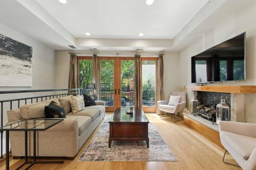 Spacious 3-Bed West Loop Townhouse, 1 Car Garage
