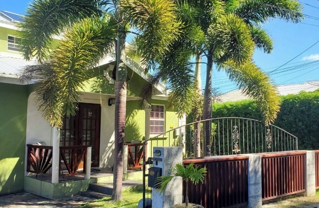 Spacious 3-bedroom, 3 1/2 bathroom house with WiFi and AC in lovely Bridgetown.