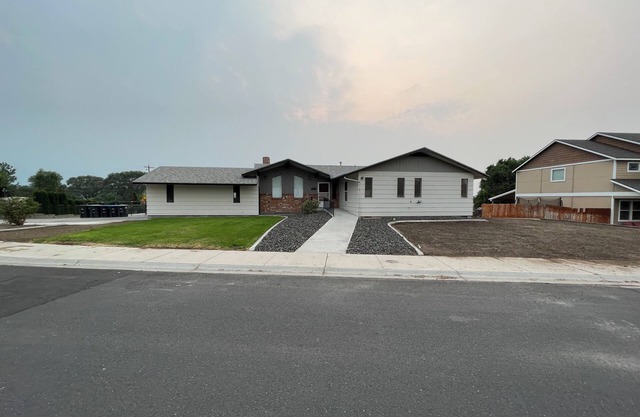 Spacious 3-bedroom Lakeview Home Centrally Located in Quiet Neighborhood
