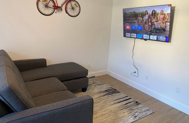 Spacious 3-bedroom Suite in fabulous Surrey Wi-Fi, EV Charging, Basketball Court