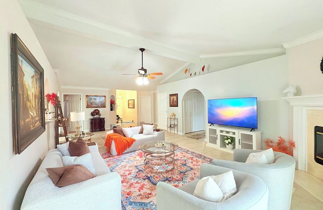 Spacious 3-Bedroom Home in Tranquil Jacksonville – Sleeps 10 Comfortably.