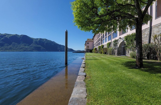 Spacious 3-room apartment with dream lake view & private beach right on the lake