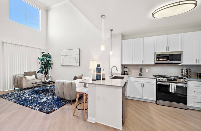 Spacious 3bedroom 4 Bed apartment + resort style amenities near Shopping/Disney