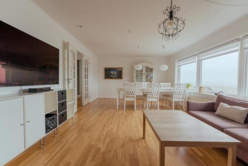 Spacious 3BR Apt - Parking - Near City Center