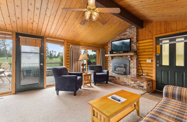 Spacious 3BR Chalet Cabin Overlooking Golf Course