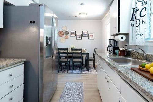Spacious 3BR Home for 10 Guests Near Downtown Theme Parks & AT&T Stadium 510
