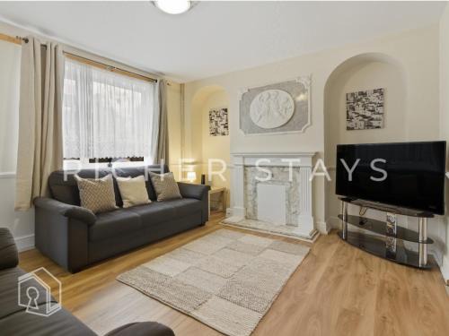 Spacious 3BR House in Tilbury, Driveway and Garden