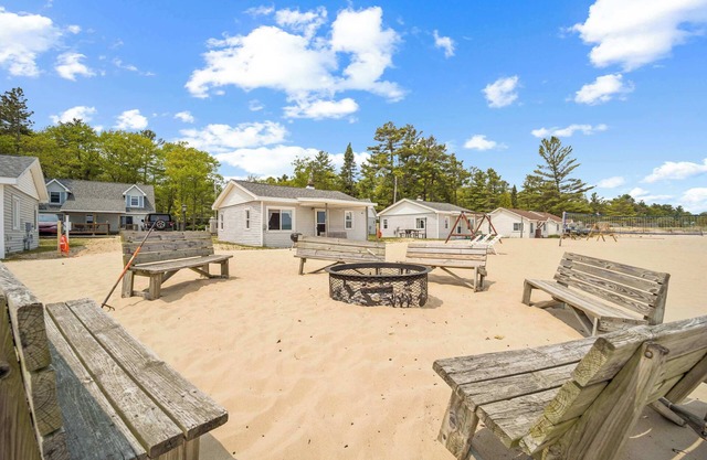 Spacious 3BR Lakefront Cottage w/Beach Access