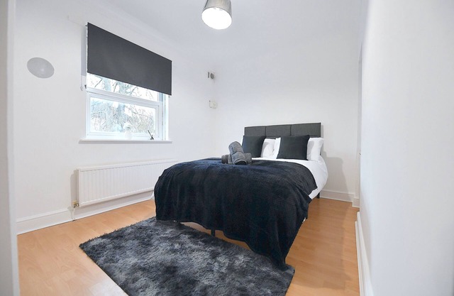 Spacious 4 Bed - 10 minuites into Central London