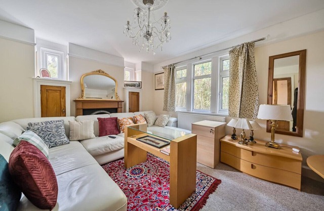 Spacious 4-bed, 4-bath home with garden and parking