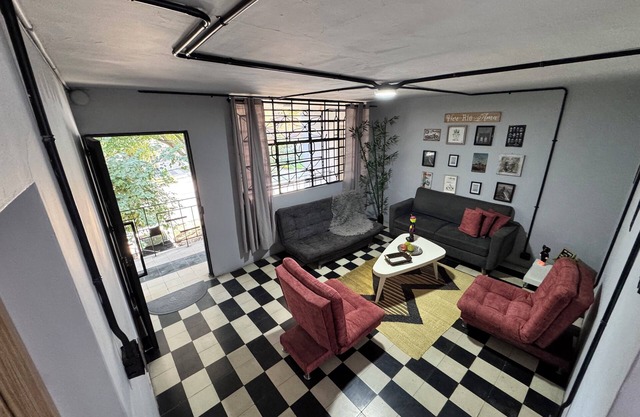 Spacious 4-bed, 4-bath, industrial apartment with WiFi in Laureles