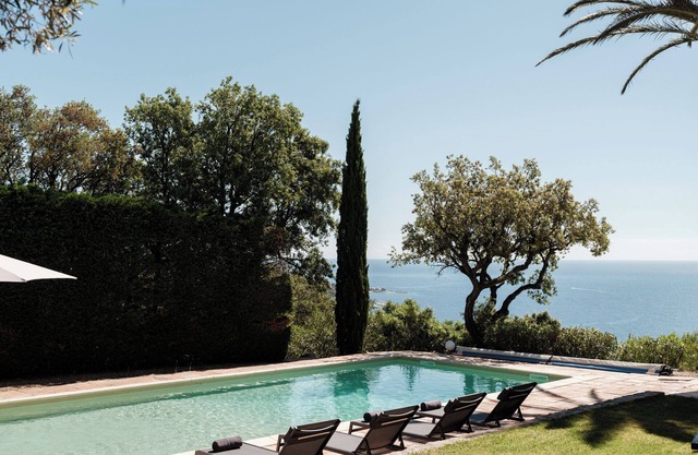 Spacious 4 bedroomed villa, heated pool+ fabulous sea views, near St Tropez.