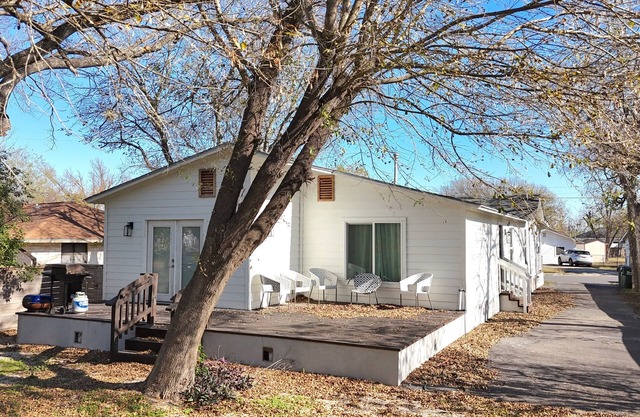 Spacious 4-bedroom house 4 mintue drive from the river and The Square!