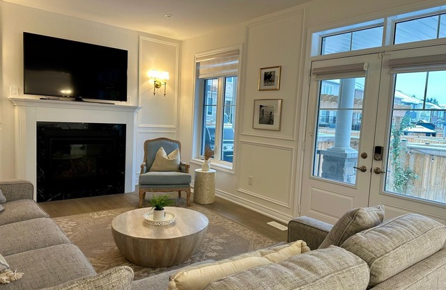 Spacious 4-bedroom house in Oakville with AC, WiFi