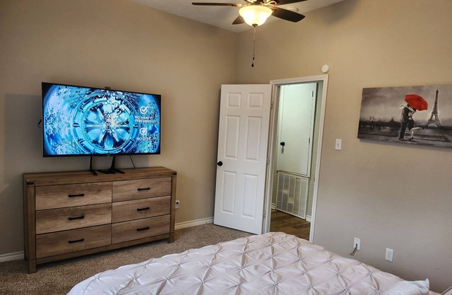 Spacious 4-bedroom house in brilliant Beaumont with AC, WiFi
